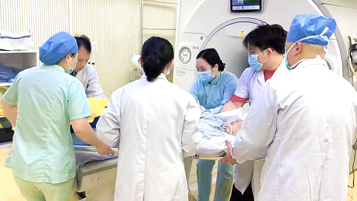 鼻咽癌,遗传因素,飞沫传播,共用餐具,接吻,唾液传播,传播途径,EB病毒,传染性,环境因素